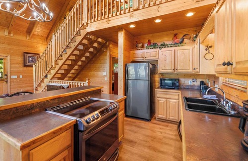 Wears Valley Cabin | Secluded Cabin with Putt-Putt & Views!