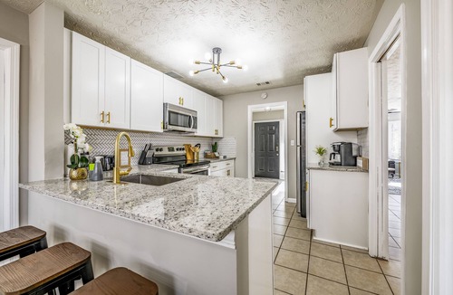 Gainesville House | Secluded, cheerful, no steps, Road Atlanta!