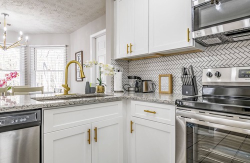 Gainesville House | Secluded, cheerful, no steps, Road Atlanta!