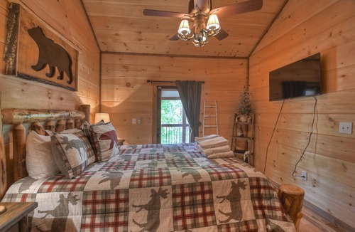 Copperhill Cabin | Secluded, Close to Downtown Blue Ridge, Perfect Couples Retreat!