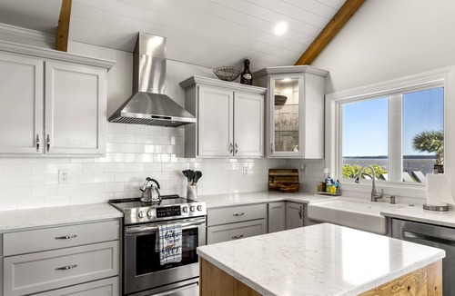 Summerton House | Secluded Luxury Lake house w/ private dock!