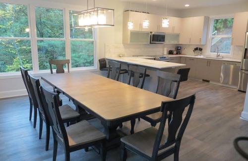 Fletcher House | Secluded Luxury Mountain Retreat House .