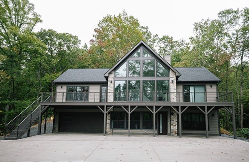 Fletcher House | Secluded Luxury Mountain Retreat House .