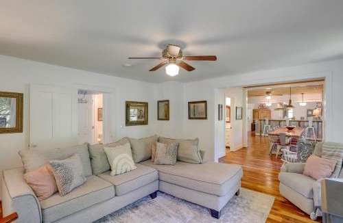 Marshall House | Secluded Marshall Farmhouse w/Hot Tub!