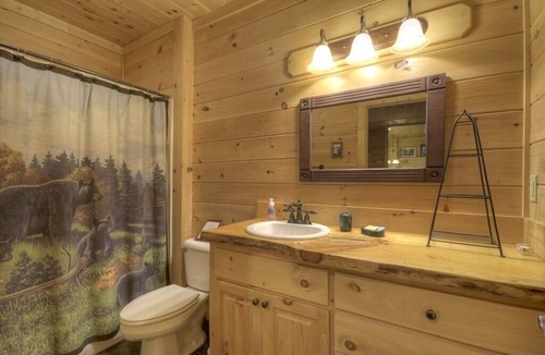 McCaysville Cabin | Secluded mountain home with firepit, views, and on the water!