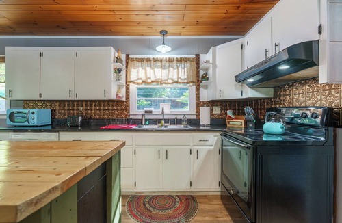 Sevierville Cottage | Secluded - Near Pigeon Forge + Gatlinburg! Hot Tub + Firepit + Game Room + WiFi