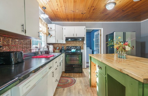 Sevierville Cottage | Secluded - Near Pigeon Forge + Gatlinburg! Hot Tub + Firepit + Game Room + WiFi