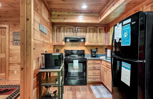 Wears Valley Cabin | 🌞SECLUDED PARADISE🌞 New HOT TUB! Close to GSM/PF/GB🌲