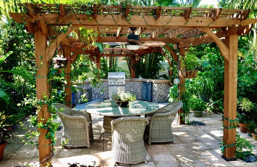 Poiciana Park II House | Secluded. Private 3 Bedroom + Enclosed Den. Large Tropical Yard + OutdoorKitchen