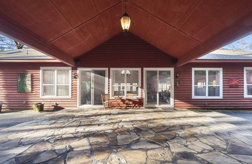 Dahlonega House | Secluded riverfront getaway in heart of wine country. 5 bedrooms & 5 bathrooms