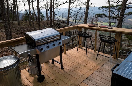 Menlo Cabin | Secluded Rustic Studio-Style Chalet with Open-Air Outdoor Shower near Cloudland Canyon State Park, Menlo, Georgia