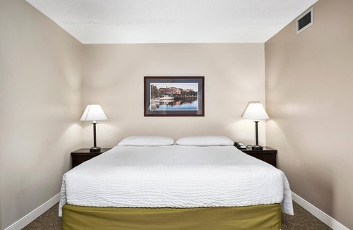 North East Hotel | Second Floor Deluxe Suite Bay View