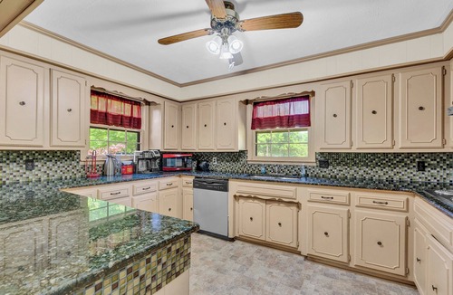 Smithville House | Seconds away from the lake, enjoy relaxing peace and quiet in spacious comfort
