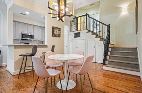 Downtown Atlanta House | Secure Gated Haven: Walk to Mercedes-Benz Stadium & 2026 World Cup!