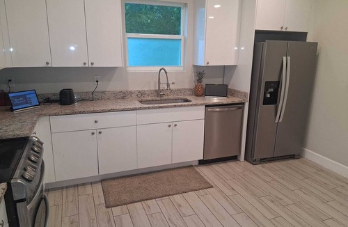 Taft House | Serene 3-bedroom use in vibrant Orlando Close To Airport, Universal , Disney.