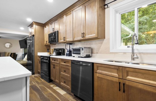 Fayetteville House | Serene 5-bedroom house with AC in Fayetteville. A unique and tranquil getaway.