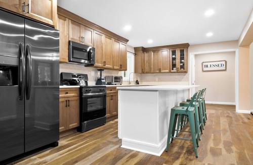 Fayetteville House | Serene 5-bedroom house with AC in Fayetteville. A unique and tranquil getaway.