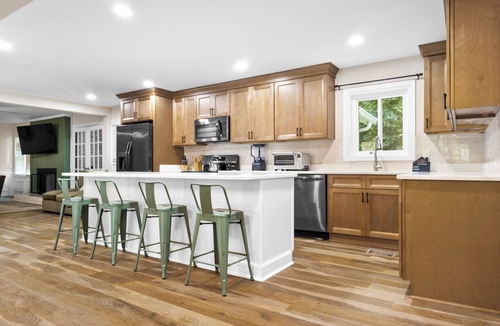 Fayetteville House | Serene 5-bedroom house with AC in Fayetteville. A unique and tranquil getaway.