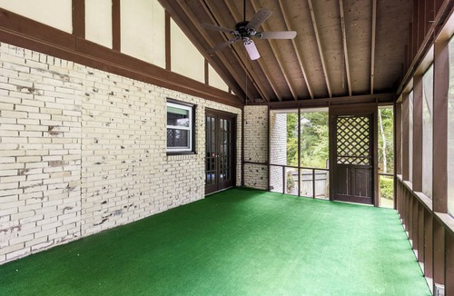 Fayetteville House | Serene 5-bedroom house with AC in Fayetteville. A unique and tranquil getaway.