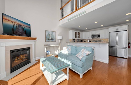 Avalon House | Serene Avalon Escape: Luxury Beautiful Home, Walking Distance to Town and Beach