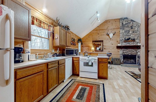 Townsend Cabin | Serene Cabin Escape, Near Downtown・Firepit・Hot Tub