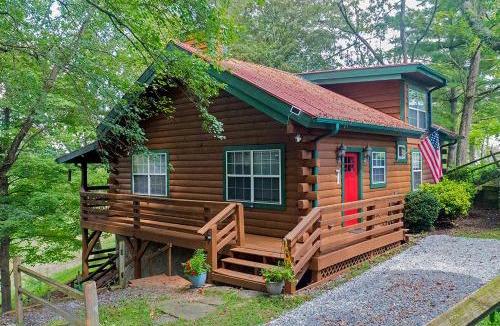 Waynesville House | Serene Cabin in the Smokies w/2 Decks & Hot Tub!