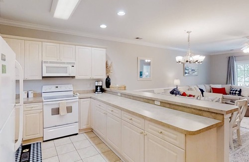 Central Myrtle Beach Condo | Serene condo with pool, balcony, full kitchen, washer/dryer, and TV