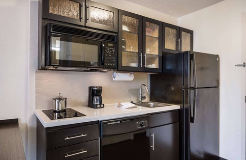 Baymeadows Resort | Serene Getaway in Jacksonville! Fully-equipped Kitchen, Pet-friendly Property!