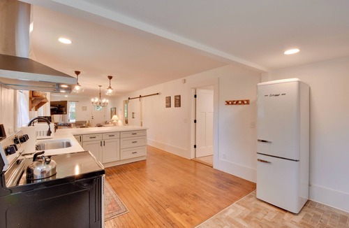 Greenville Cottage | Serene Greenville Cottage: 6 Mi to Paris Mtn!