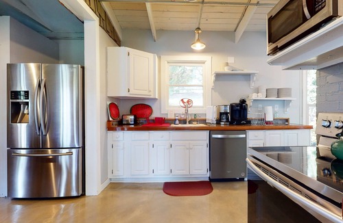 Lakemont House | Serene lakehouse with hot tub, kayaks, dock, fireplace, & washer/dryer