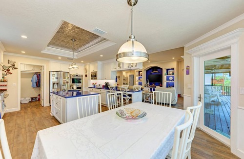 Ruskin House | Serene modern luxury waterfront property, 8 min from the beach!