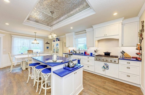 Ruskin House | Serene modern luxury waterfront property, 8 min from the beach!