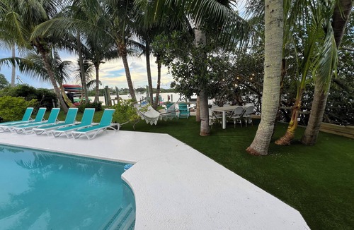 Yacht Club Estates House | Serene old Florida home on Sawfish Bay, kayaks, pool + hot tub, SEPT DEALS!