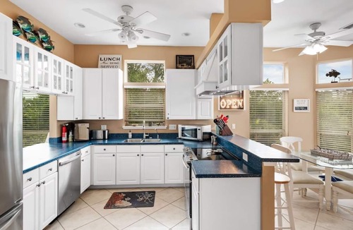 Jose's Hideaway House | Serenity now one minute to BEACH screened in heated pool 2 carts ,island club