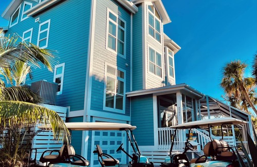 Jose's Hideaway House | Serenity now one minute to BEACH screened in heated pool 2 carts ,island club