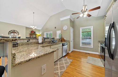 Eatonton House | Serenity Outlook - 5bedrooms, Sleeps 12, Kayaks, Games, Firepit + MORE!
