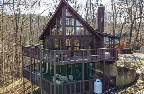 Sevierville House | Serenity- serene mntn cabin in gated resort community with pool and amenities/view/Hottub/Secluded/Luxury/Theatre