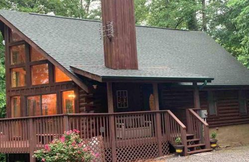 Sevierville House | Serenity- serene mntn cabin in gated resort community with pool and amenities/view/Hottub/Secluded/Luxury/Theatre