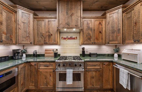 Cashes Valley Cabin | Serenity View - Dog Friendly, 2 King Beds, Close to Orchard
