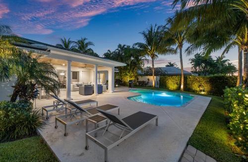 Singer Island Villa | Seven Palms Waterfront, Heated Pool & Private Dock -Walk to beach!