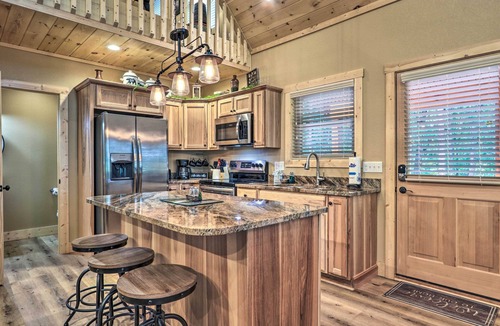 Gatlinburg - Pigeon Forge Cottage | Sevierville Cabin: Deck w/Foosball & Hot Tub!