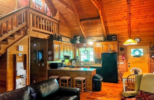 Pine Mountain Cabin | Shabby Chic meets the mountains! Sleeps 6