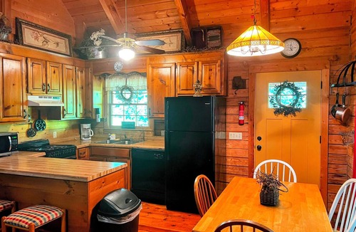 Pine Mountain Cabin | Shabby Chic meets the mountains! Sleeps 6