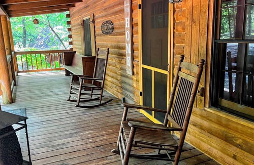 Pine Mountain Cabin | Shabby Chic meets the mountains! Sleeps 6