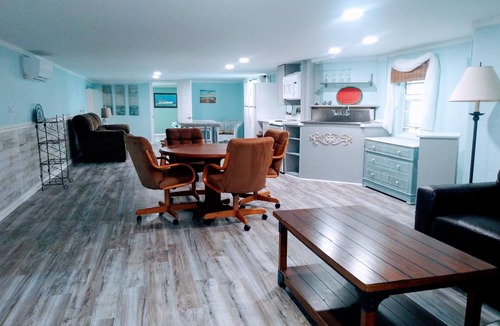 Gulf Harbors House | Shabby Chic Waterfront living space, minutes to Gulf of Mexico