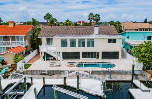 Gulf Harbors House | Shabby Chic Waterfront living space, minutes to Gulf of Mexico