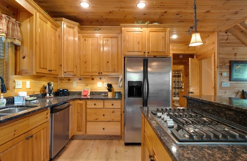 Foxfire Estates Cabin | Shade Tree Lodge-Pet Friendly- Minutes to Downtown Blue Ridge