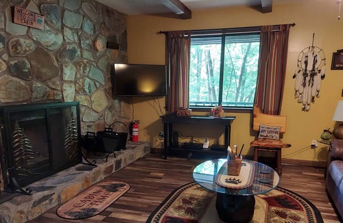 Blairsville Cabin | Shady Acre Retreat-Hot Tub-Firepit-Fireplace-Close to town-Paved access, Wi-Fi.
