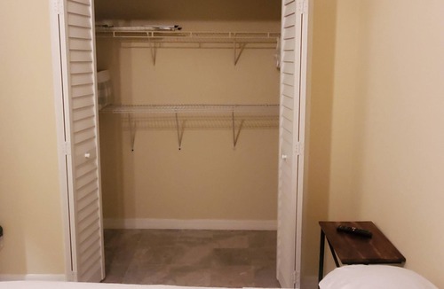 County Line Coalition Apartment | Sharing bedroom with bathroom in a beautifully home near Tampa Premium Outlets,