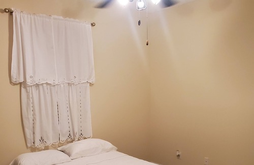 County Line Coalition Apartment | Sharing bedroom with bathroom in a beautifully home near Tampa Premium Outlets,